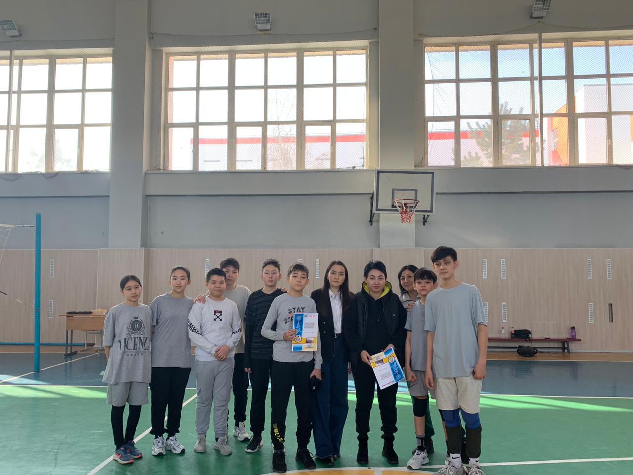 7 сыныптар арасында “Шұбар доп ойыншылары” атты воллейболдан жарыс өткізілді.