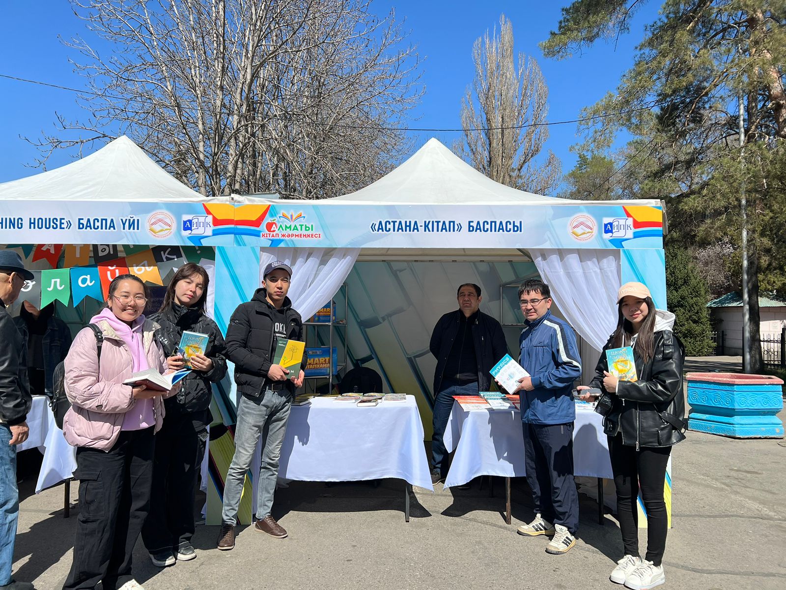Лицей оқушылары Ш.Уәлиханов саябағындағы "Алматы кітап жәрмеңкесін" тамашалады.