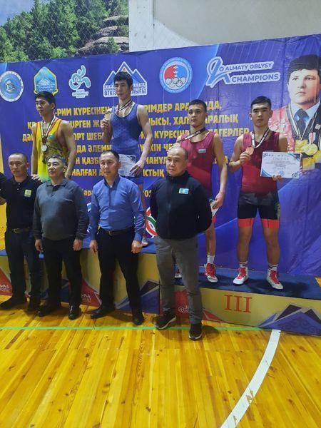 Грек-рим күресінен  жасөспірімдер арасындағы ашық облыстық турнирде 71 келі салмақ дәрежесінде 3-орын алған Жармуханбет Ерназ марапатталды.