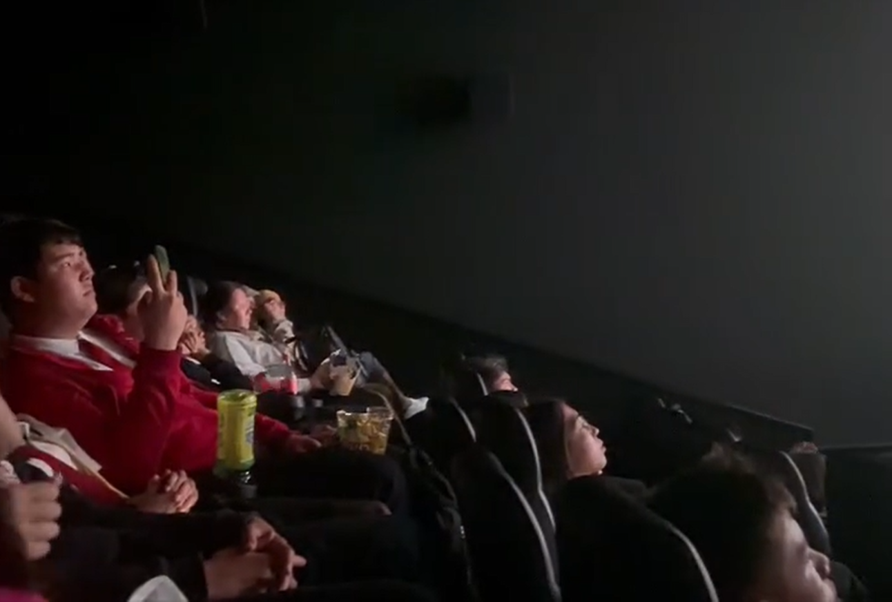 9 "Д" сынып оқушылары сынып жетекшісі Кенжебаева Мая Қыпшаққызының бастауымен “Оян қазақ” атты Отандық киноға барып қайтты.