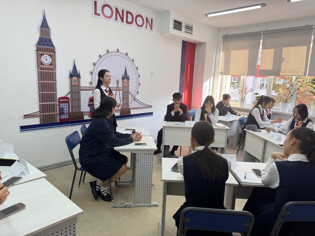 Ағылшын тілі мұғалімдері: Ауельбекова А., Алсаева А., СарсенбиеваС., Мамутова А., Нусупалиева Д. 9 сынып оқушыларымен  дебат ойынын өткізді.