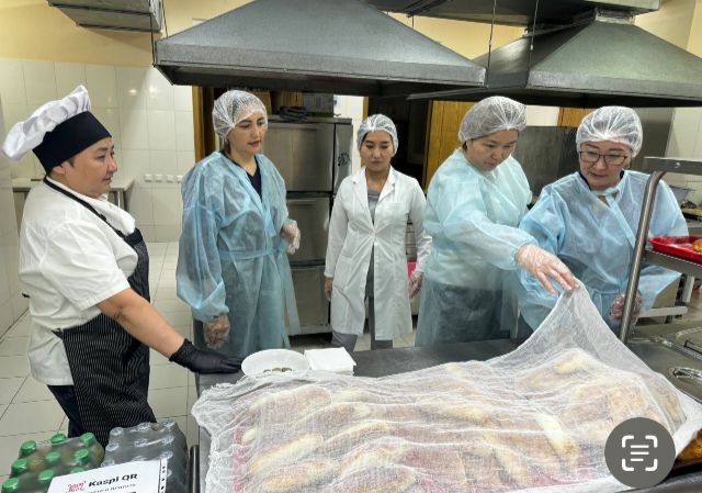 Лицейдің тамақтану сапасына мониторинг жүргізу комиссиясы бақылау