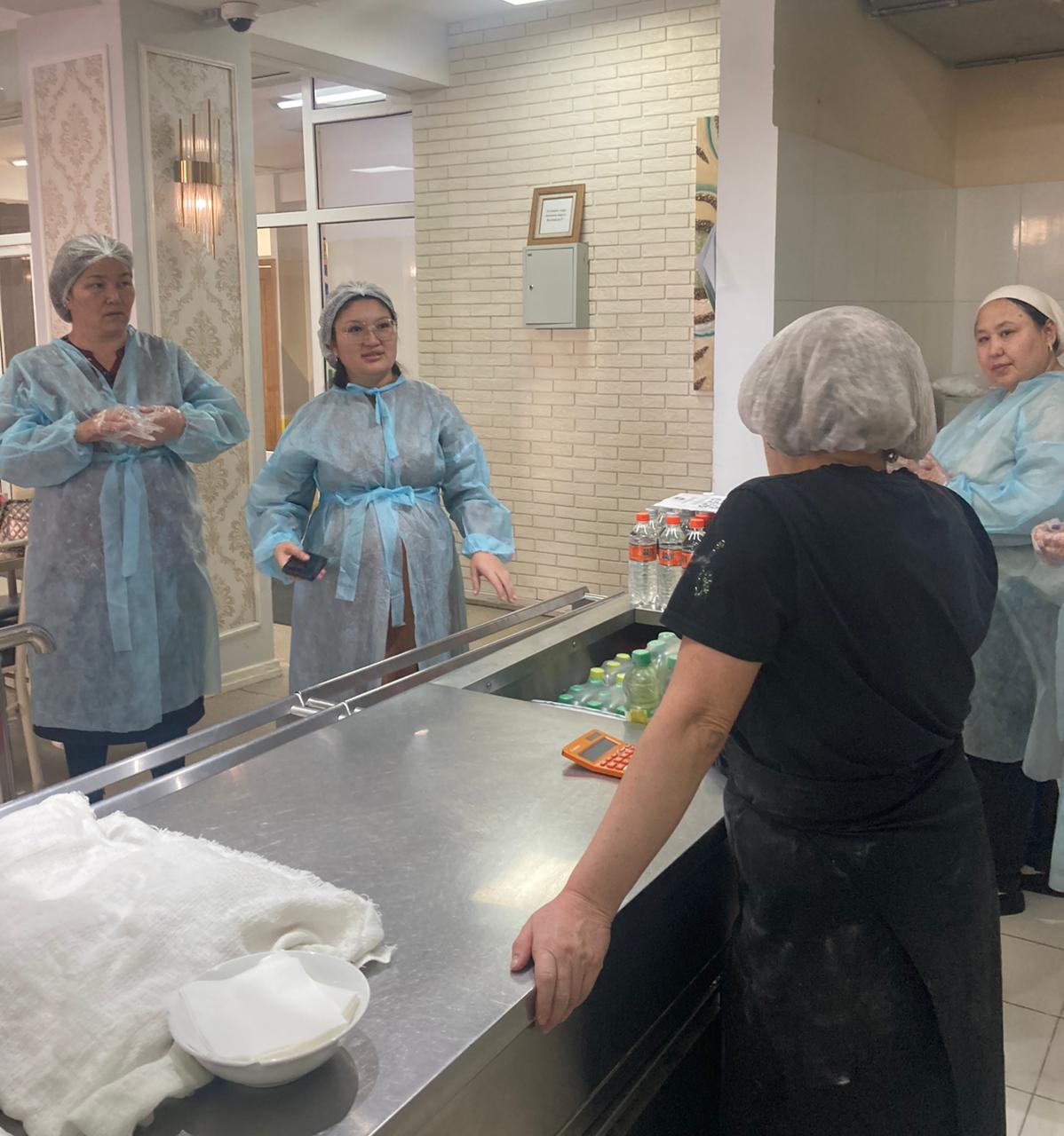 Лицейдің тамақтану сапасына мониторинг жүргізу комиссиясы бақылау