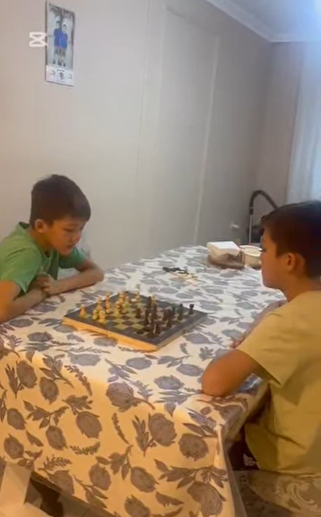 Демалыс уақыттарын бос өткізбеу мақсатында: 5 “Ә” сынып оқушылары Байғазы Есназармен Хақназар өздерінің бір күнімен бөлісті