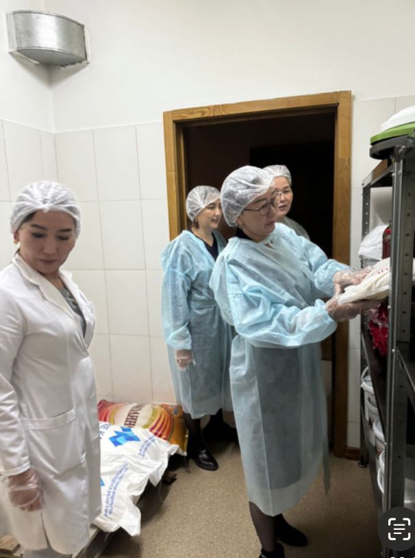 Лицейдің тамақтану сапасына мониторинг жүргізу комиссиясы бақылау