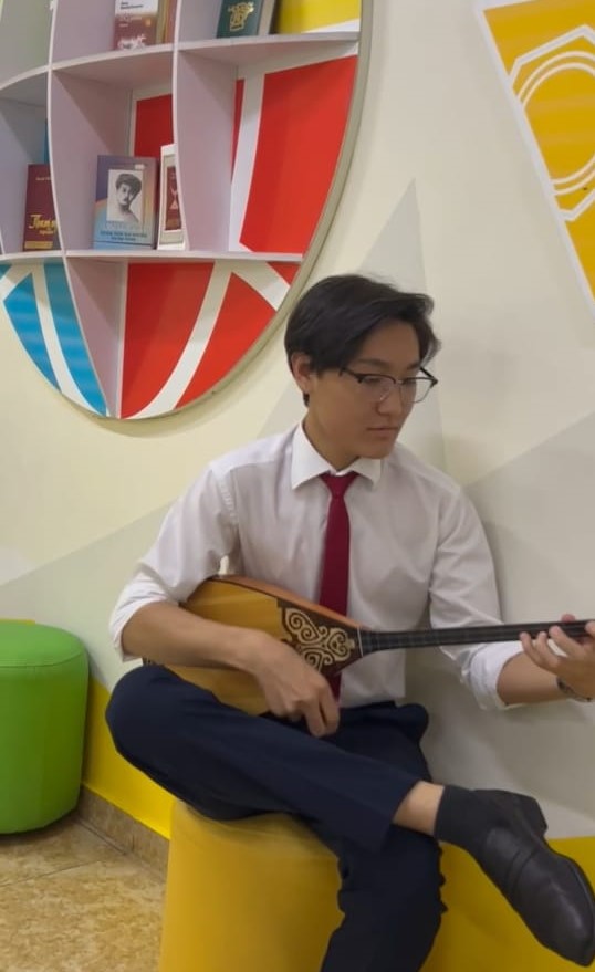 "Күй күмбірі” жобасы аясында  лицей оқушылары үзіліс уақытында күй шертті