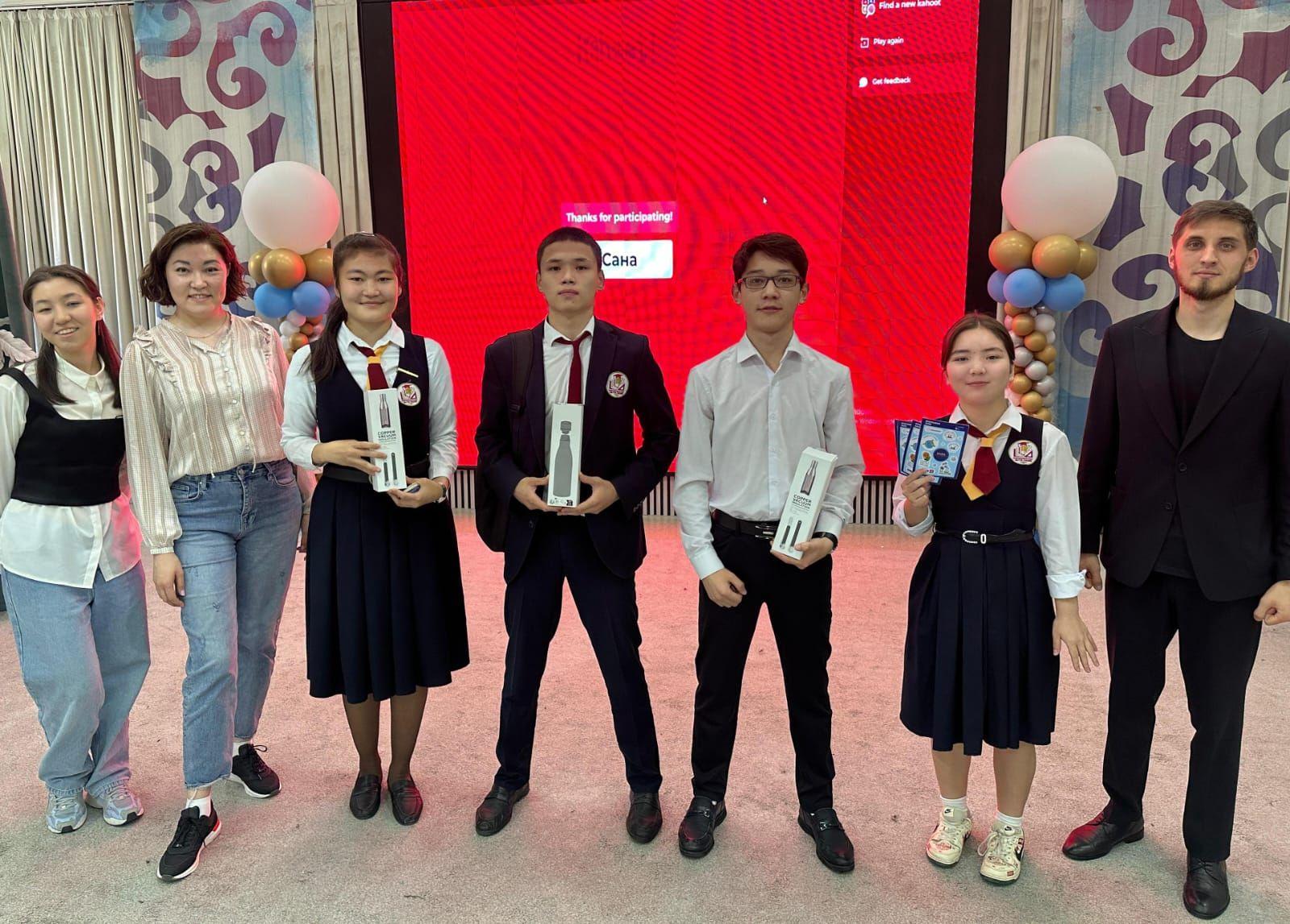 «Қазатомөнеркәсіп» Ұлттық атом компаниясы» акционерлік қоғамының қызметкерлері оқушыларға түсіндірме жұмыстарын жүргізді.