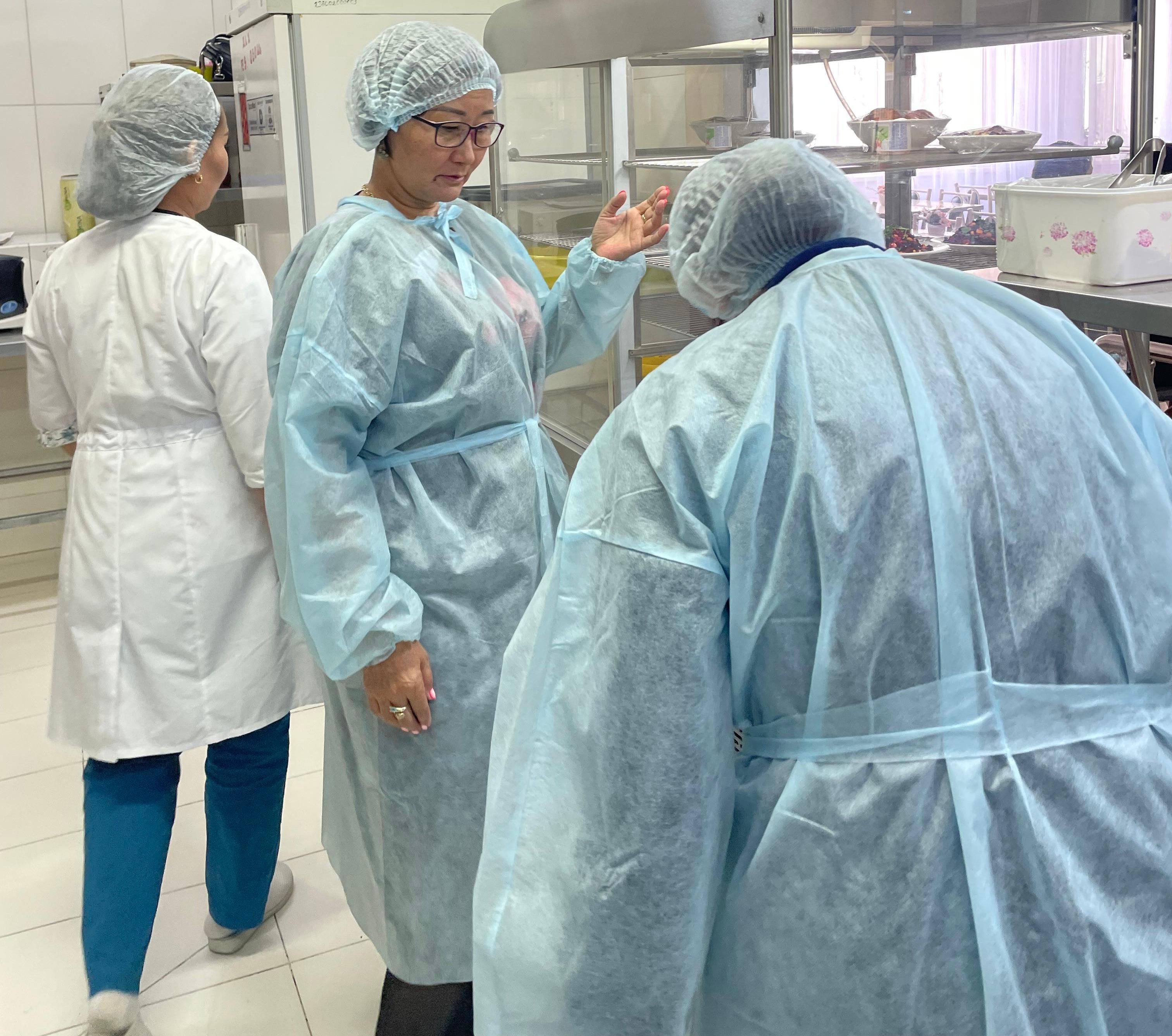 Лицейдің тамақтану сапасына мониторинг жүргізу комиссиясы бақылау