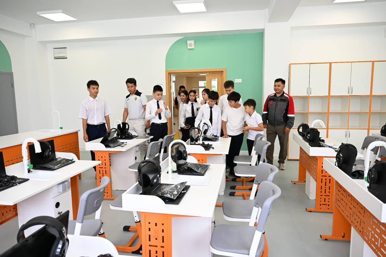 «Келешек мектептері» жобасы аясында салынған жаңа  мектептердің ашық есік күніне барған лицей оқушылары.