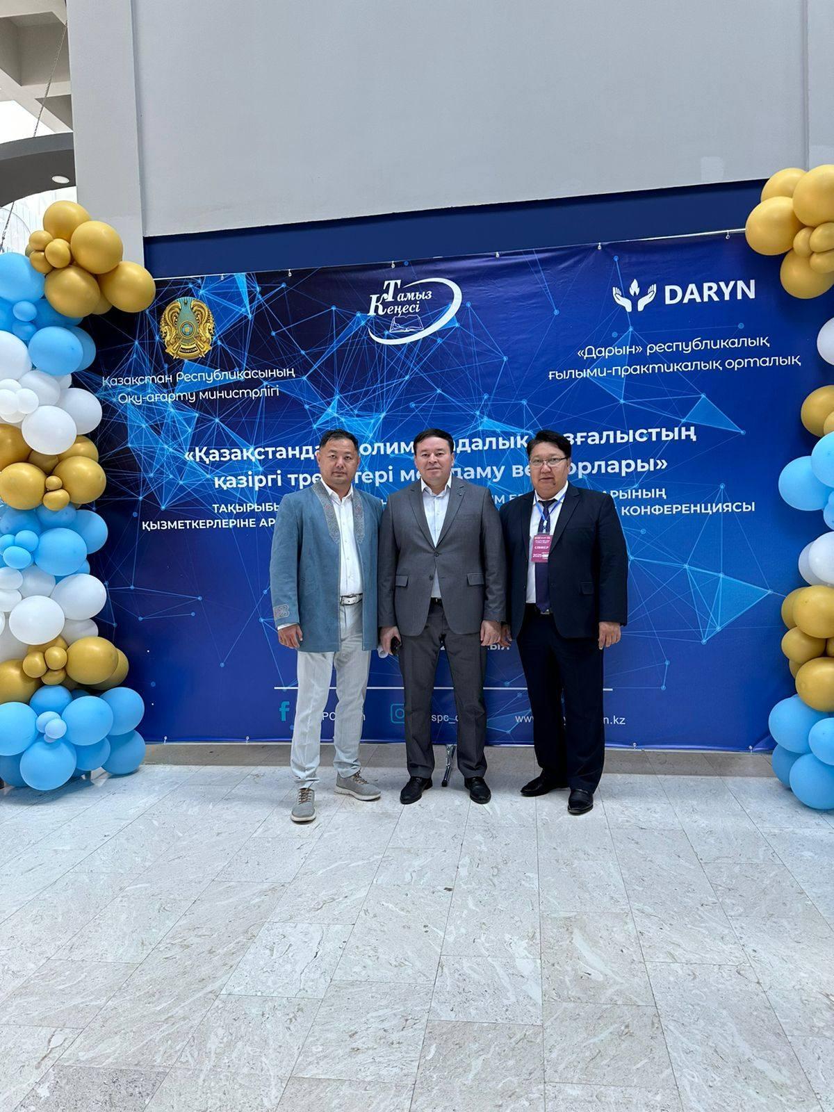 Лицей ұжымы мен лицей басшысы - Қайратбек Хамзаханұлы Республикалық "Дарын" ғылыми-практикалық орталығының Алғыс хатымен марапатталды.