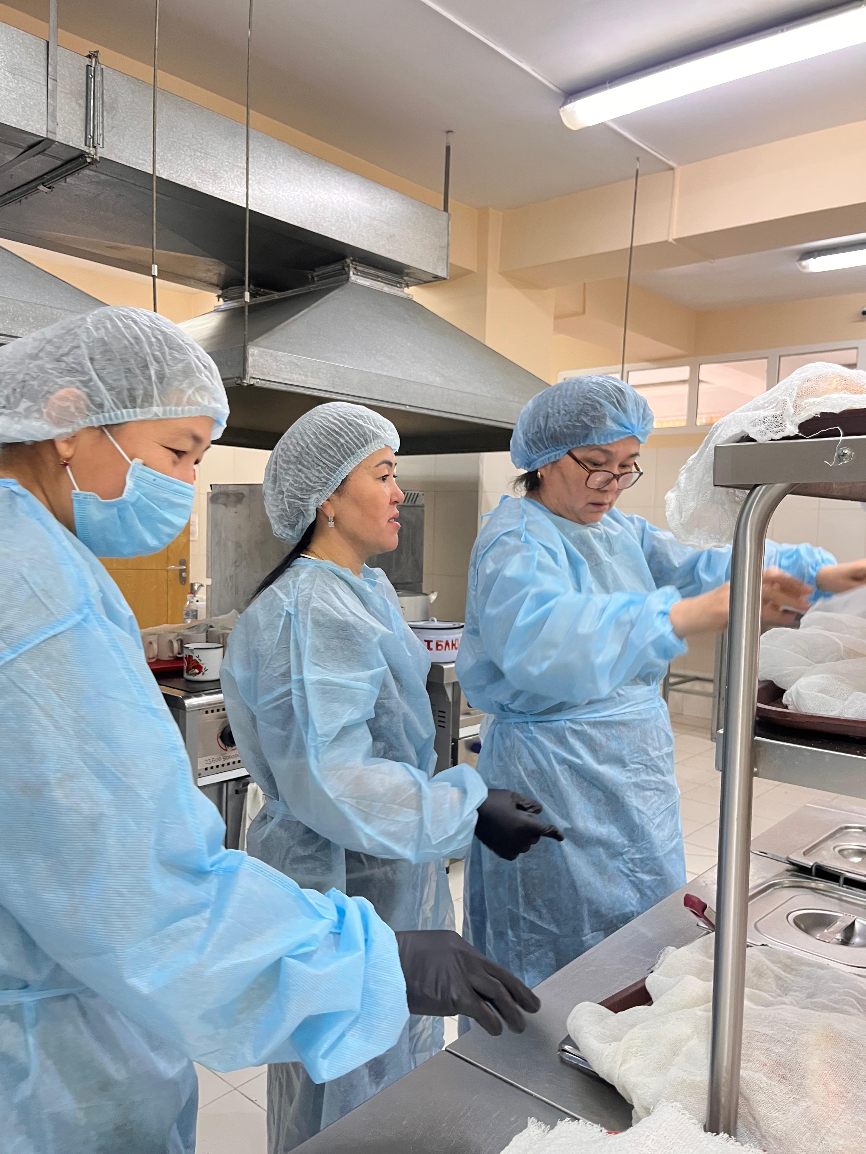 Лицейдің тамақтану сапасына мониторинг жүргізу комиссиясы бақылау