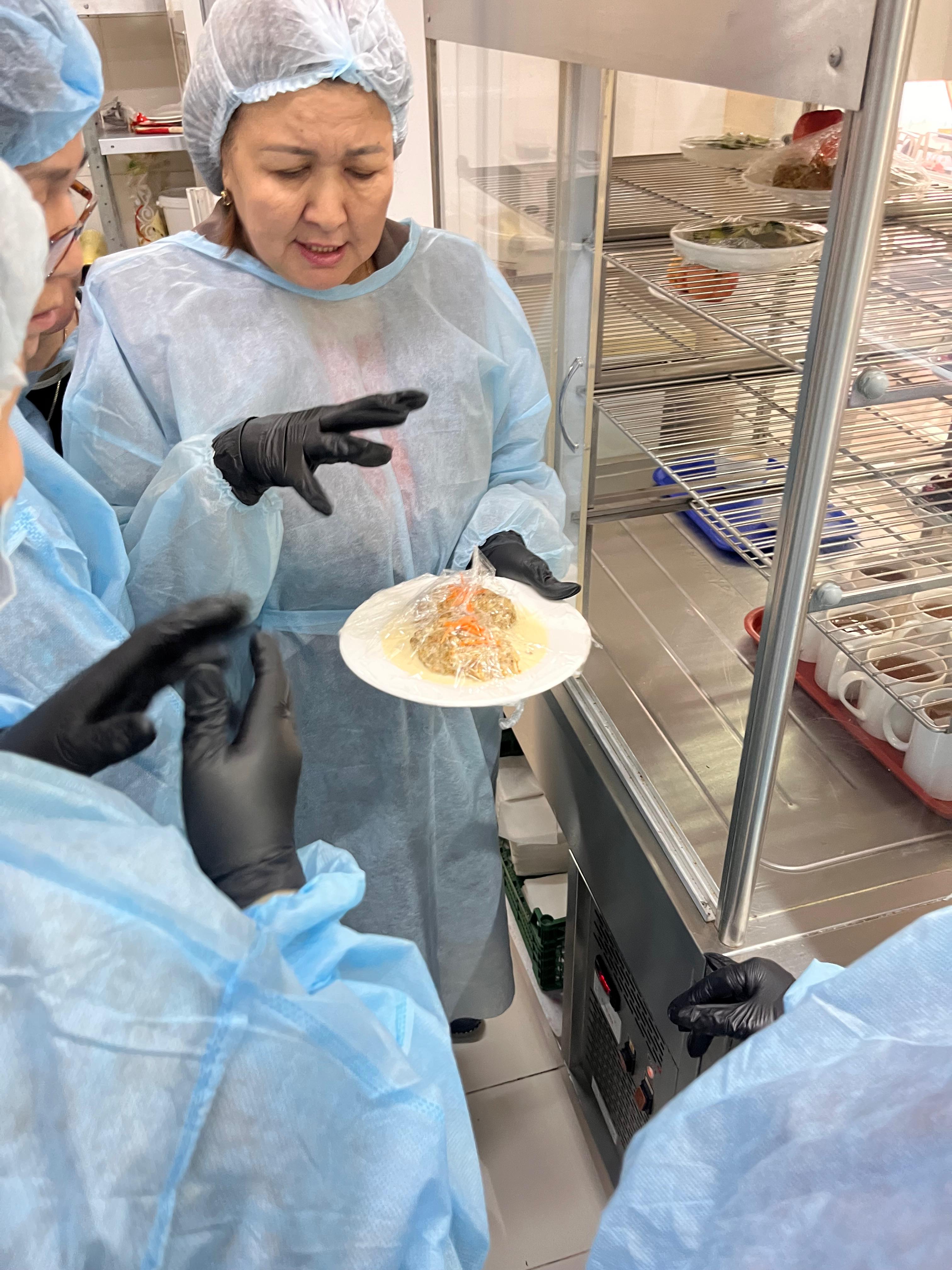 Лицейдің тамақтану сапасына мониторинг жүргізу комиссиясы бақылау