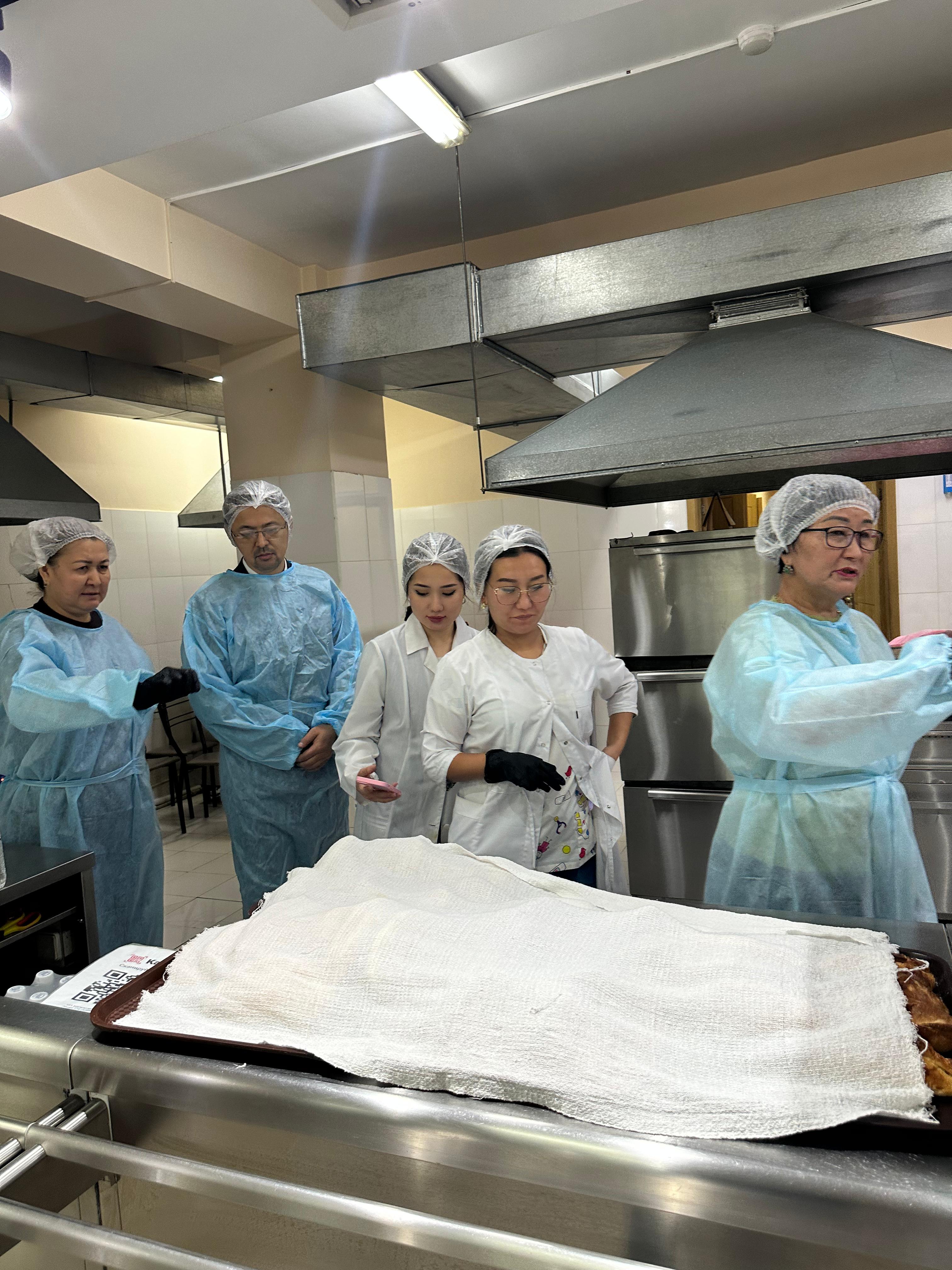 Лицейдің тамақтану сапасына мониторинг жүргізу комиссиясы бақылау