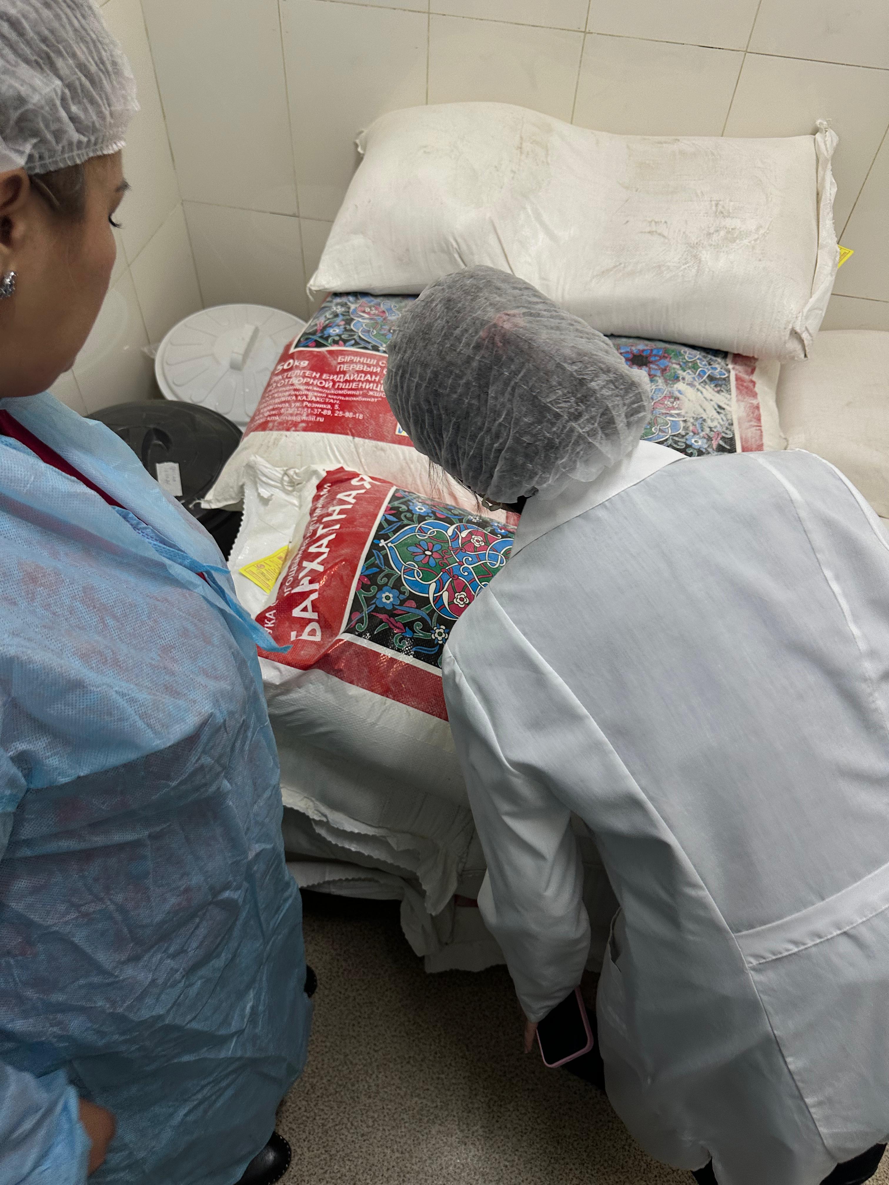 Лицейдің тамақтану сапасына мониторинг жүргізу комиссиясы бақылау