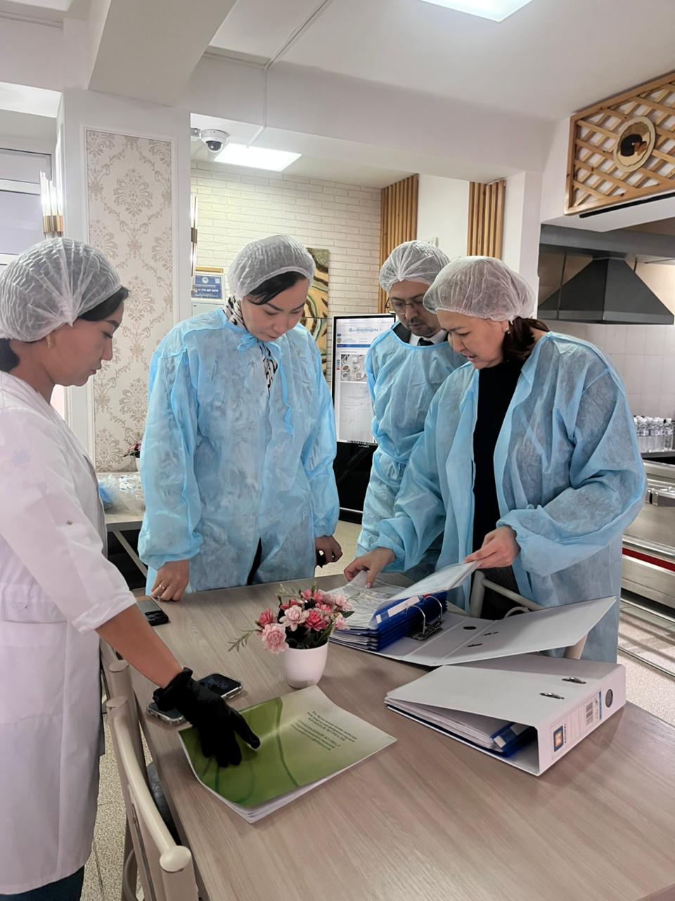 Лицейдің тамақтану сапасына мониторинг жүргізу комиссиясы бақылау